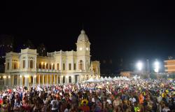 Praça da Estação com muitos cidadãos durante evento noturno