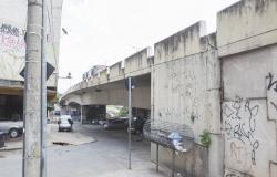 Lateral de viaduto Silva Lobo com vista para a área debaixo. 