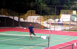 Jogador de tênis em um dos parques municipais de BH que tem quadras para esta prática.