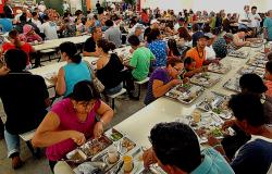 Cidadãos comendo em restaurante popular durante o dia.