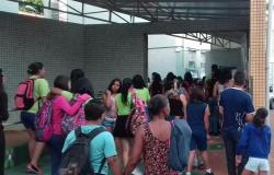 Cerca de 17 pessoas se movimentam em estação para pegar ônibus