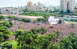 Imagem aérea de milhares de foliões na Praça da Estação acompanhando o bloco Então Brilha
