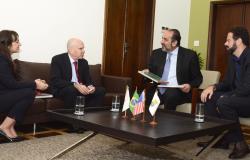 Prefeito Alexandre Kalil recebe embaixados dos EUA, Peter Michael McKinley, acompanhado de secretário de Desenvolvimento e assessora. Foto: Amira Hissa