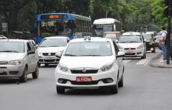 Na foto, carros em uma avenida movimentada