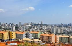 Conjunto habitacional e prédios do Aglomerado Santa Lúcia durante o dia.