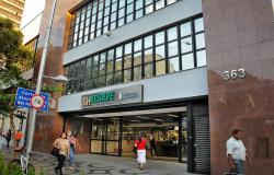 Fachada do BH Resolve, no Centro, com pessoas passando, de dia.