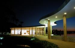 Casa do Baile durante a noite.