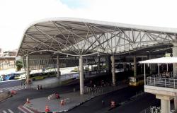 Plataforma coberta da Estação Move São Gabriel com espaço para movimentação de vários ônibus durante o dia. 