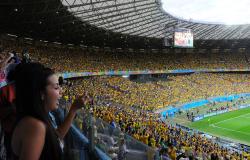 Torcida cheia no MIneirão durante o dia.