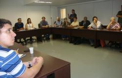 Representantes da Prefeitura se reúnem com membros de entidades de servidores municipais em sala fechada. Foto: Divulgação PBH