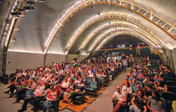 Platéia lotada do Teatro Francisco Nunes. Foto: Divulgação