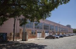 Centro de Referência da Juventude, localizado ao lado da Praça da Estação, com carros estacionados na rua lateral, de dia.