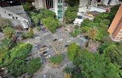 foto tira de cima provavelmente de um helicóptero ou algo do tipo, da praça principal da Savassi. 