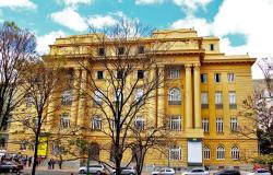 Fachada do Centro Cultural Banco do Brasil com árvores e pessoas à frente. 