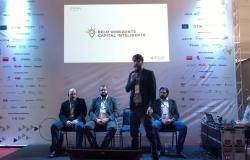 Diretor de Infraestrutura da Prodabel, Leonardo Roscoe, secretário de Modernização, Jean Mattos Duarte, Presidente da Prodabel, Leandro Garcia (de pé), e secretário adjunto de Desenvolvimento Econômico, Bruno Miranda, em apresentação no evento Smart City Business, realizado em Curitiba, no Paraná.