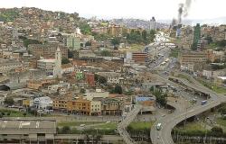 Vista aérea da Lagoinha, com prédios diversos, trânsito e destaque com Viaduto da Lagoinha, que terá acréscimo de duas alças.