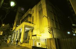 Fachada da Prefeitura de Belo Horizonte iluminada de amarelo.