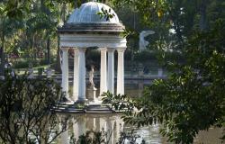 Coreto decorativo em pequeno lago artificial no Parque Municipal Américo Renné Giannetti.