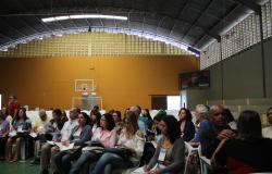 Professores municipais participam de Pré-conferencia de redação em quadra. Na foto, grupo de 30 pessoas.