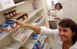 Enfermeira aponta para remédios
