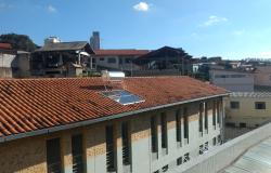 Foto do telhado da  Escola Municipal Dom Bosco com placas de aquecimento solar. 