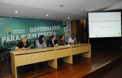Mesa composta para a reabertura do Comitê