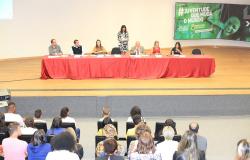 MEsa montada na Câmara Municipal de Belo Horizonte para posse da Câmara Mirim