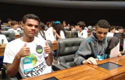Henrique Venâncio, vereador mirim em 2016, posa para a foto em plenária.