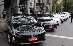 Fila de taxis estacionados em frente à sede da prefeitura de Belo Horizonte