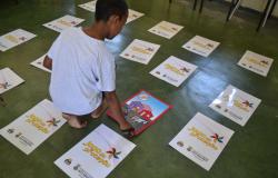 Garoto agachado brinca com jogo da memória 