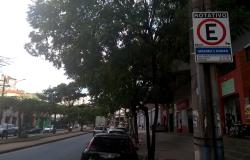 Placa de Estacionamento Rotativo na Avenida Silva Lobo, durante o dia.