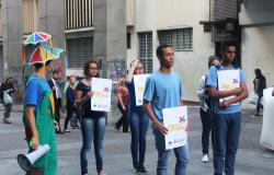 Adolescentes promovem mobilização na Praça 7 alusiva ao Dia de Combate ao Trabalho Infantil 