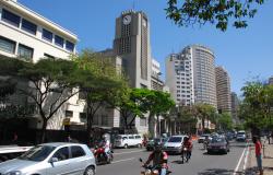 Fachada da Prefeitura Municipal de Belo Horizonte durante o dia. 