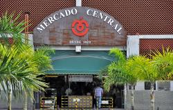 Entrada do Mercado Central na avenida Augusto de Lima, durante o dia. 