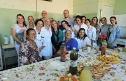 Cerca de 20 profissionais da enfermagem se confraternizam no encerramento da Semana da Enfermagem na UPA Pampulha.