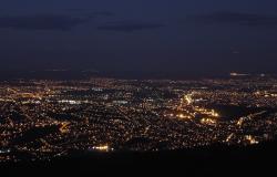 A noite em Belo Horizonte vista do Parque do Rola Moça. Muitas luzes acesas. 