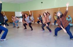 Turma de mais de nove cidadãos fazendo aula de Lian Gong