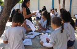 Seis alunos da Rede Muicipal de Ensino fazem deselhos sobre o novo golrilinha do Zoológico, acompanhados por educadora infantil.