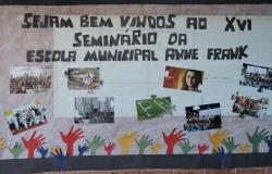 Painel de boas vindas ao XVI Seminario Socioambiental da Escola Municipal Anne Frankcom os dizeres: Sejam Bem-Vindos ao XVI Seminário da Escola Muncipal Anne Frank