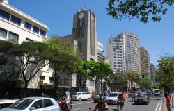 Fachada da Prefeitura de Belo Horizonte durante o dia.