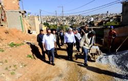 Na manhã de quinta-feira, dia de 20 julho, o prefeito de Belo Horizonte, Alexandre Kalil, visitou as obras do Aglomerado Morro das Pedras. Foto: Rodrigo Clemente/PBH