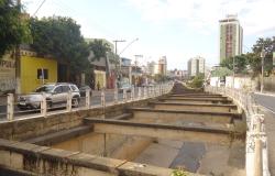 Foto de rio parte da bacia do Córrego Cachoeirinha em área urbana, canalizado, durante o dia.