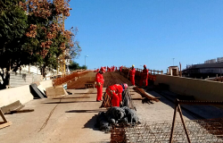 Funcionários da Superintendência de Desenvolvimento da Capital trabalham sobre nova alça do Viaduto da Lagoinha, cuja metade está concretada