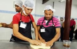 Os irmãos  Joseílson e João Ricardo abrindo uma massa de pão na mesa da Padaria Pão Escola, onde fazem curso profissionalizante. 