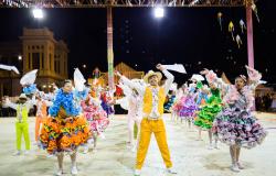 Mais de dez membros do Grupo Recreativo Arraial do Kossaco se apresentam ao lado da Praça da Estação.