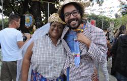 Usuária do sistema municipal de Saúde Mental, Beth Flores, e referência técnica em Saúde Mental, Eduardo Cruz, fantasiados em festa junina. 