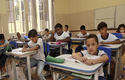 Dez alunos em sala de aula durante o dia