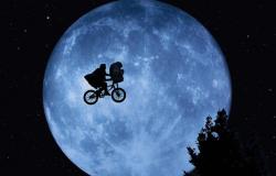 Imagem de sombra de garoto na bicicleta carregando ET contra a luz da lua, cena clássica de E.T. - O Extraterrestre (Steven Spielberg, EUA, 1982).