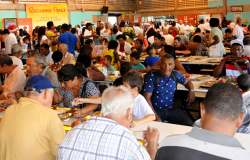 Cerca de cinquenta pessoas fazem refeição em um dos restaurantes populares de BH.