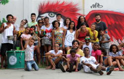 Cerca de vinte jovens reunidos em bloco de carnaval.